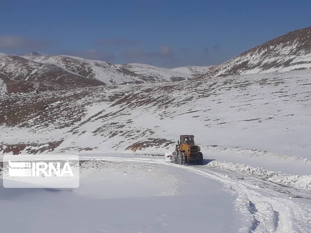 عکس/ برف‌روبی محورهای سخت‌گذر روستایی تکاب