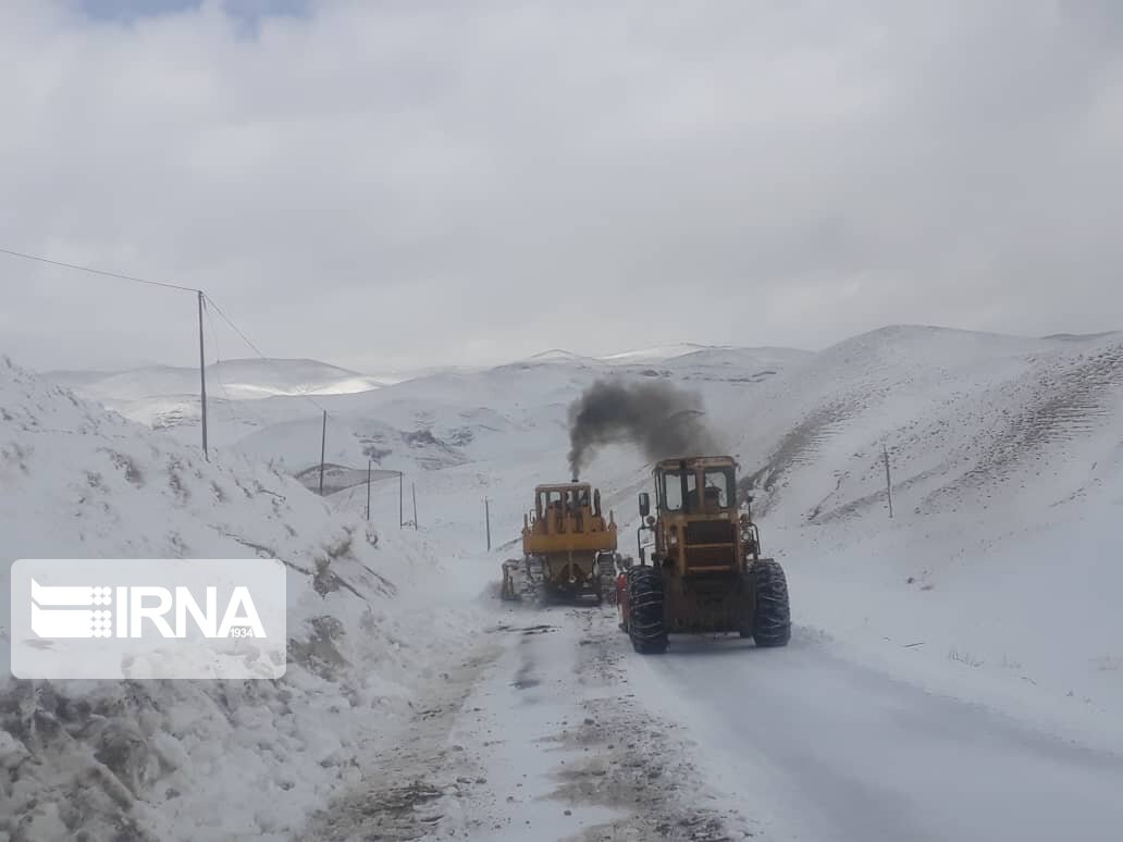 عکس/ برف‌روبی محورهای سخت‌گذر روستایی تکاب