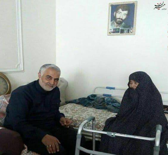 تصویری از دیدار حاج قاسم با مادر حاج‌ احمد متوسلیان