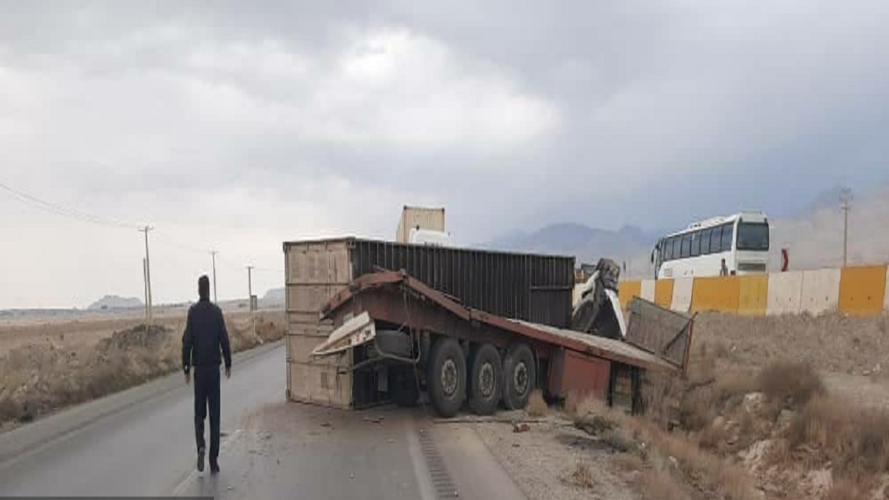 واژگونی تریلی در جاده تهران - سمنان