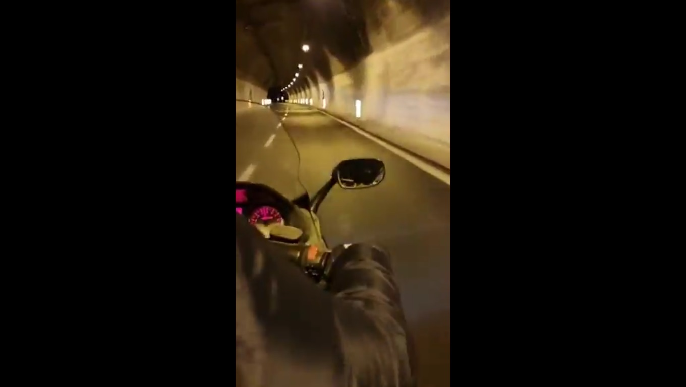 زلاتان پشت موتورسیکلت یک فرد ناشناس!