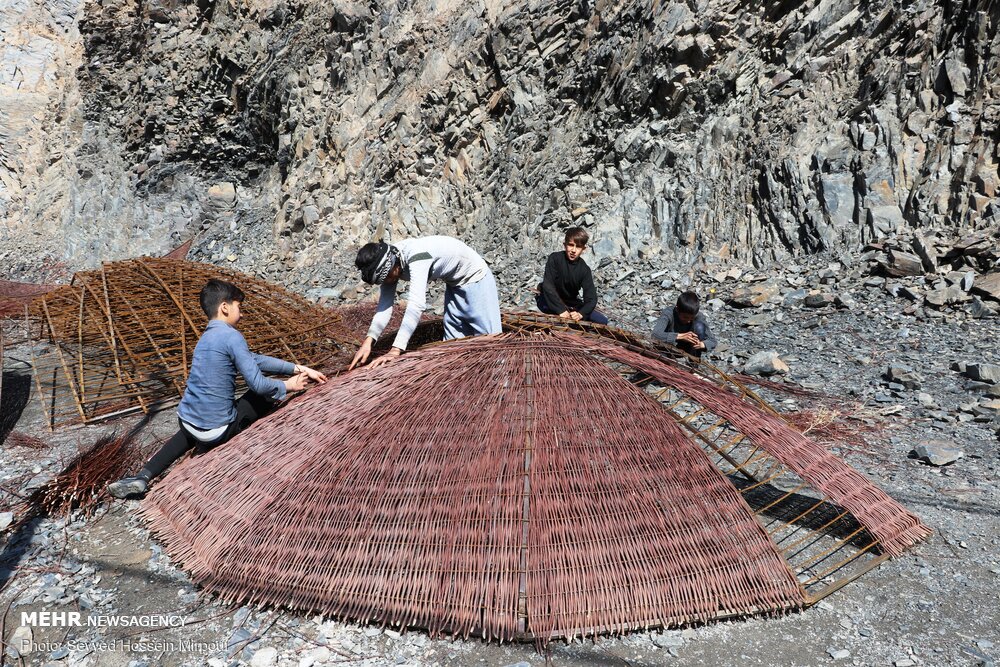 عکس/ ارغوان بافی، هنری ۶۰۰ ساله در خراسان رضوی