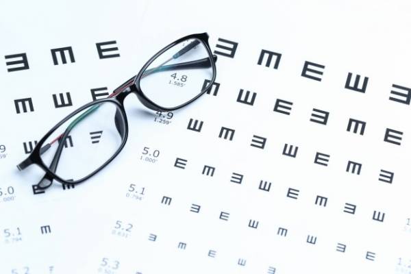 اپتومتریست یا چشم پزشک ؛ پیش کدوم برم ؟
