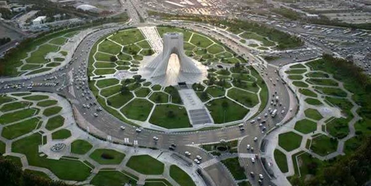 شلیک توپ در میدان آزادی همزمان با تحویل سال 1400