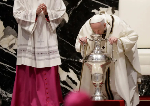 بوسه پاپ در یک مراسم آیینی