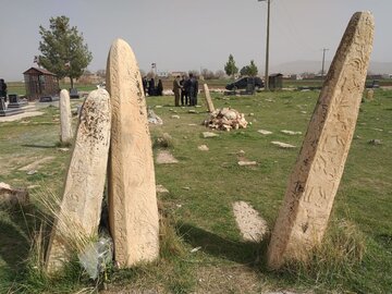 عکس/ «غریبه» قبرستانی با سنگ قبرهای ایستاده در کرمانشاه