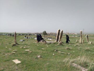 عکس/ «غریبه» قبرستانی با سنگ قبرهای ایستاده در کرمانشاه