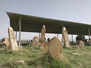 عکس/ «غریبه» قبرستانی با سنگ قبرهای ایستاده در کرمانشاه