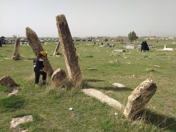 عکس/ «غریبه» قبرستانی با سنگ قبرهای ایستاده در کرمانشاه