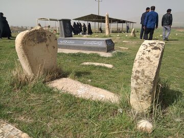 عکس/ «غریبه» قبرستانی با سنگ قبرهای ایستاده در کرمانشاه