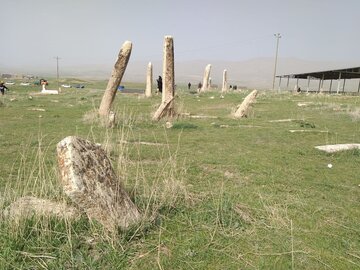 عکس/ «غریبه» قبرستانی با سنگ قبرهای ایستاده در کرمانشاه
