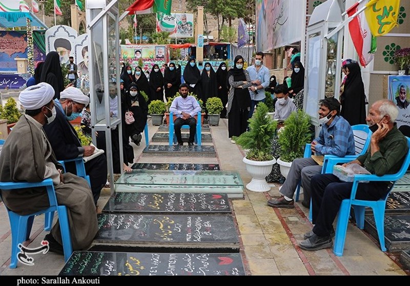 مراسم عقد ساده زوج جوان در جوار مرقد مطهر حاج قاسم به روایت تصویر