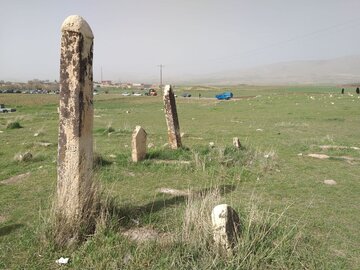 عکس/ «غریبه» قبرستانی با سنگ قبرهای ایستاده در کرمانشاه