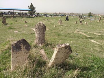 عکس/ «غریبه» قبرستانی با سنگ قبرهای ایستاده در کرمانشاه