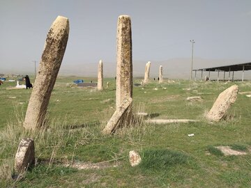 عکس/ «غریبه» قبرستانی با سنگ قبرهای ایستاده در کرمانشاه