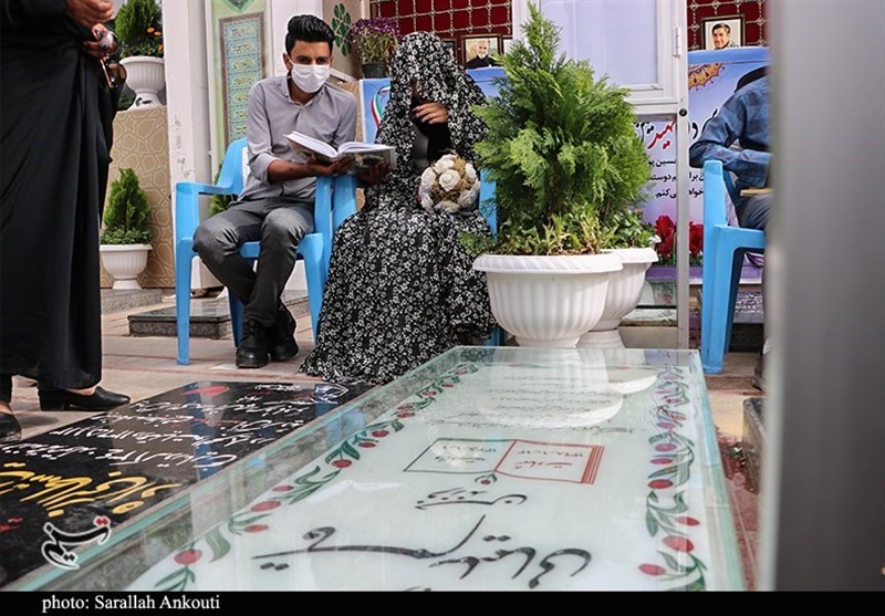 مراسم عقد ساده زوج جوان در جوار مرقد مطهر حاج قاسم به روایت تصویر