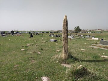 عکس/ «غریبه» قبرستانی با سنگ قبرهای ایستاده در کرمانشاه