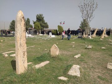 عکس/ «غریبه» قبرستانی با سنگ قبرهای ایستاده در کرمانشاه