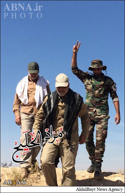 جوانی که در کنار حاج قاسم در میدان نبرد با داعش قدم برمی دارد کیست؟