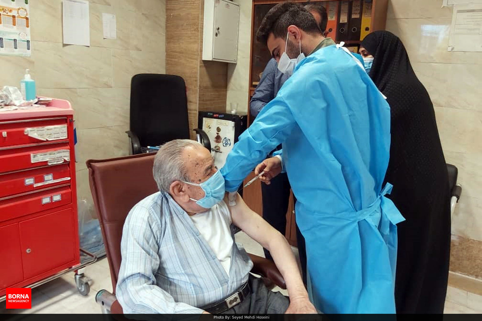 عکس/ آغاز واکسیناسیون کرونا به پزشکان مطب ها در قم