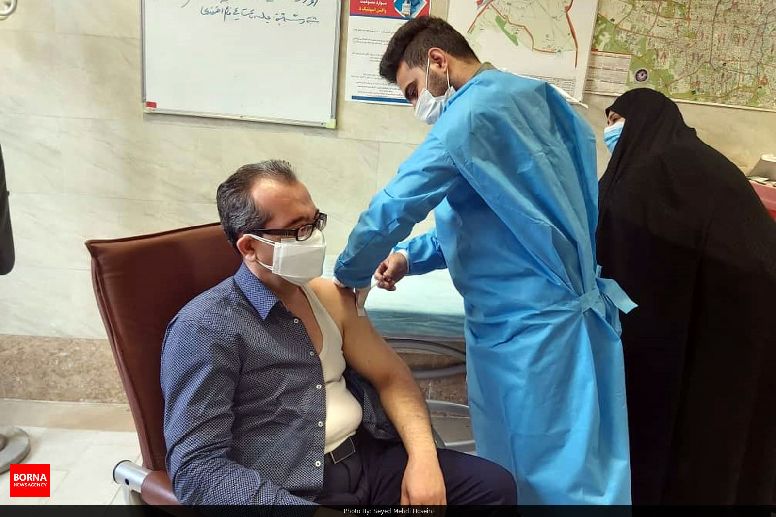 عکس/ آغاز واکسیناسیون کرونا به پزشکان مطب ها در قم