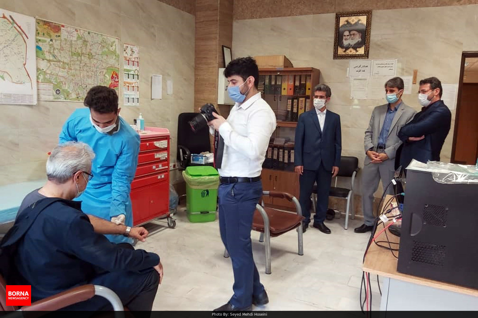 عکس/ آغاز واکسیناسیون کرونا به پزشکان مطب ها در قم
