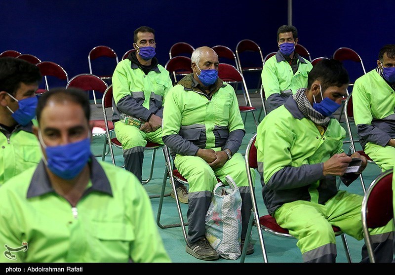 نخستین گروه پاکبانهای کاشانی در مقابل کرونا واکسینه شدند