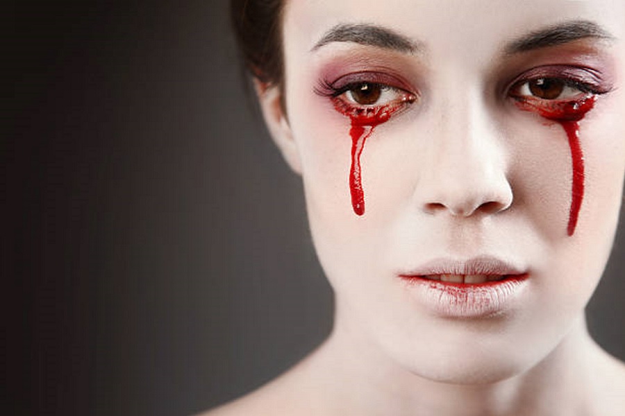زنی که در دوران عادت ماهیانه خون گریه می کند