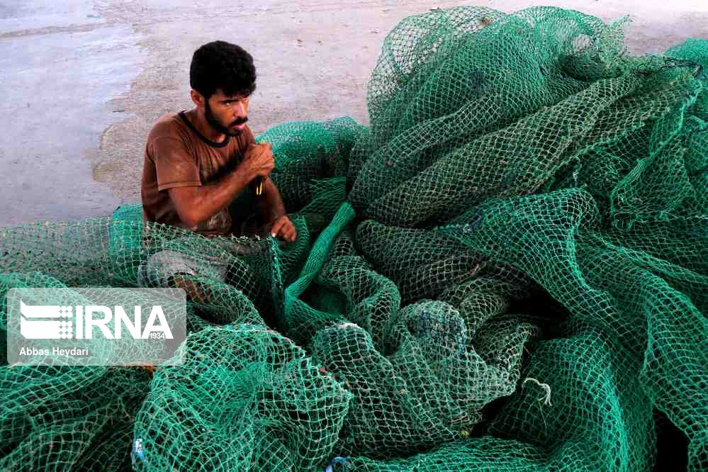 عکس/ ترمیم تورهای ماهیگیری در بوشهر