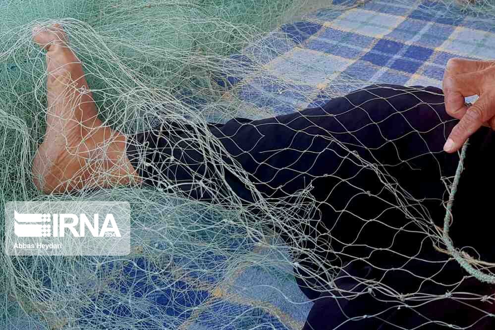 عکس/ ترمیم تورهای ماهیگیری در بوشهر