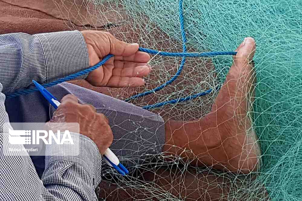 عکس/ ترمیم تورهای ماهیگیری در بوشهر