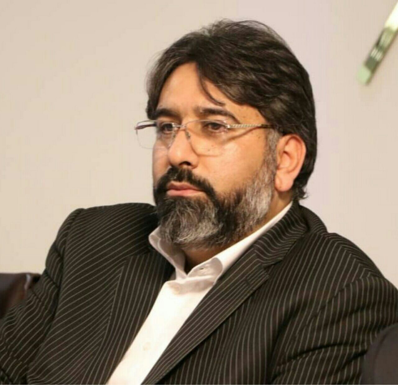 فعال اصولگرا: نوه امام (ره) باید یادگار انقلاب بماند