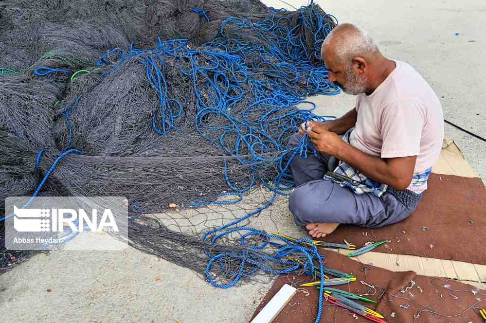 عکس/ ترمیم تورهای ماهیگیری در بوشهر