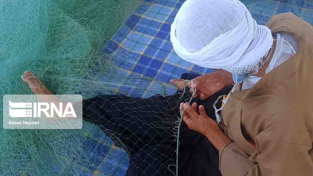 عکس/ ترمیم تورهای ماهیگیری در بوشهر