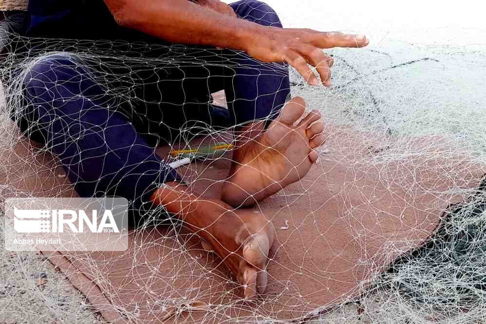 عکس/ ترمیم تورهای ماهیگیری در بوشهر