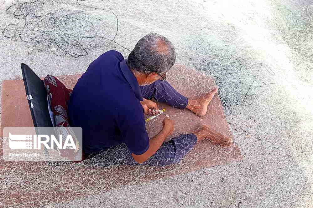 عکس/ ترمیم تورهای ماهیگیری در بوشهر