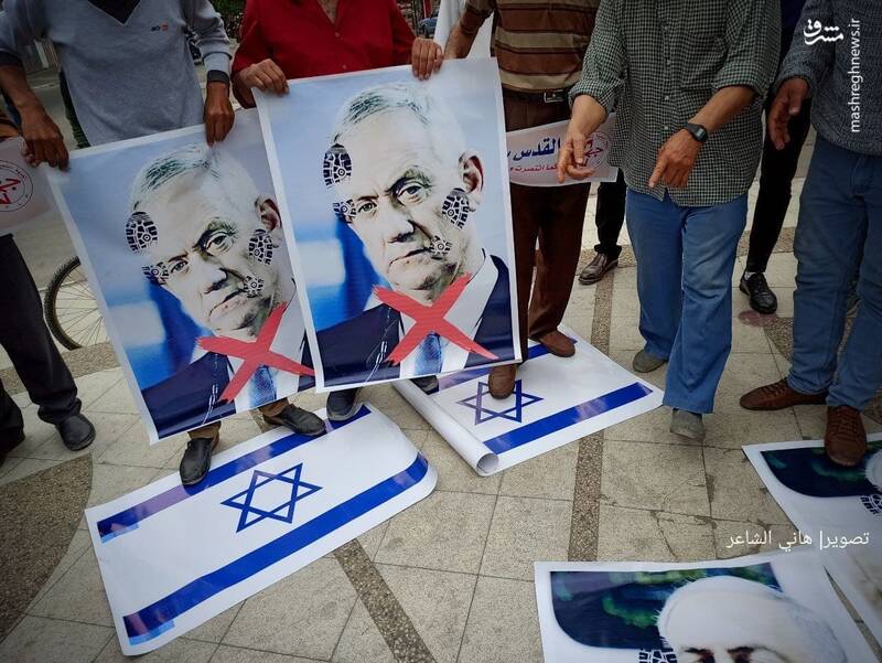 آتش زدن پرچم اسرائیل توسط جوانان فلسطینی