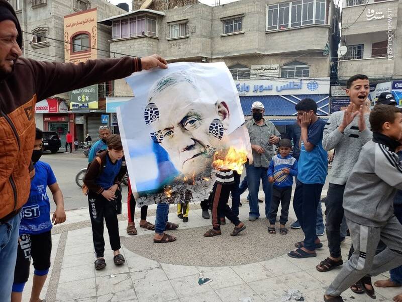 آتش زدن پرچم اسرائیل توسط جوانان فلسطینی