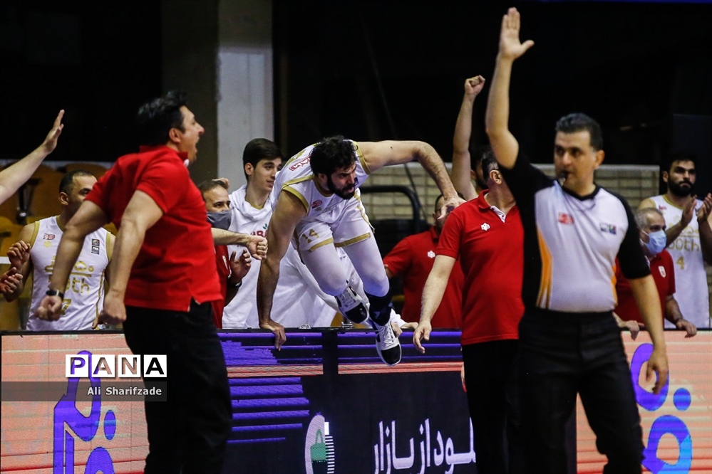 شادی بازیکنان تیم شهرداری گرگان پس از قهرمانی در لیگ برتر بسکتبال