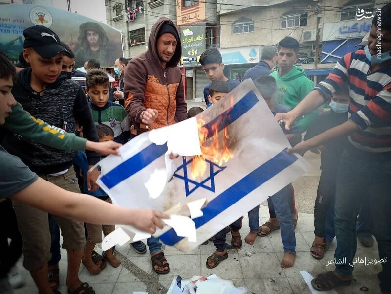 آتش زدن پرچم اسرائیل توسط جوانان فلسطینی