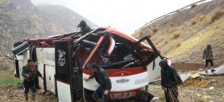 سقوط مینی‌بوس به دره در ساری؛ ۱۴ نفر زخمی شدند
