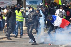 شلیک گاز اشک آور به سمت معترضین پاریسی؛ درگیری ها اوج گرفت
