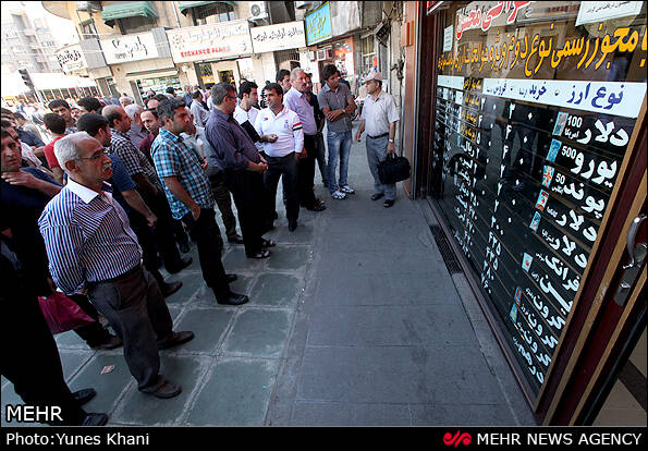 تشکیل صفهای فروش دلار در فردوسی