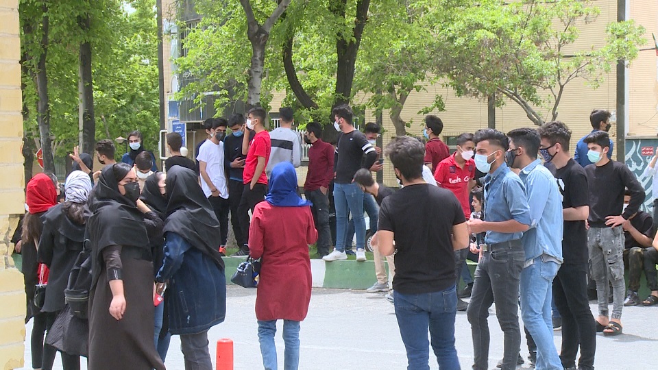 تجمع دانشآموزان چهارمحالوبختیاری در اعتراض به برگزاری حضوری امتحانات