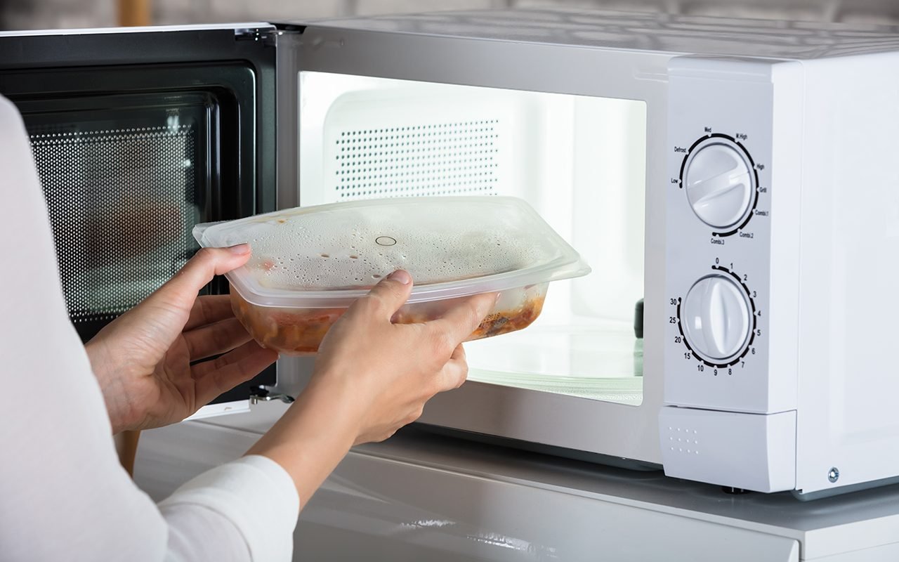 آیا استفاده از ظروف پلاستیکی در مایکروویو خطرناک است؟