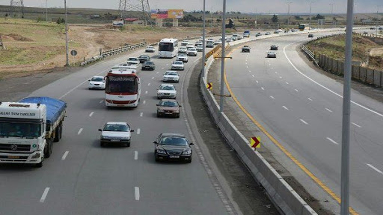 بازگشایی مسیرهای مسدود شده بر اثر سیل در استان کرمان