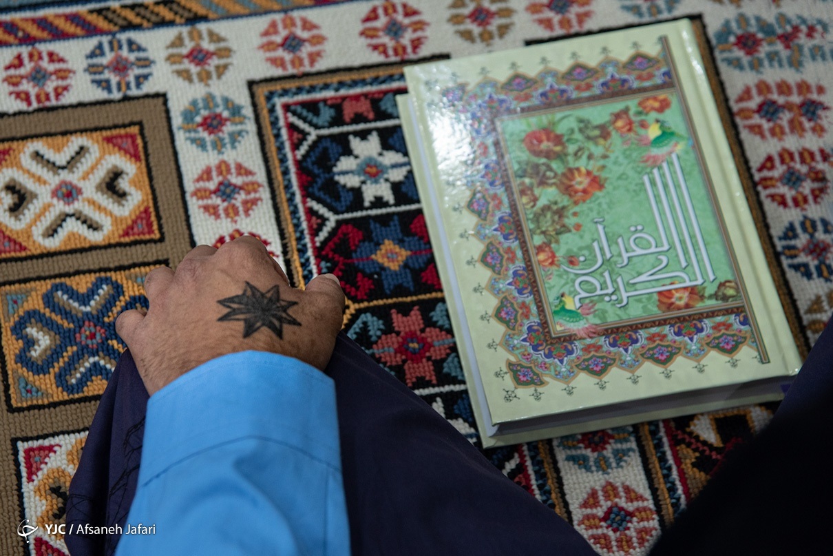 عکس/ اشک و تمنا زیر سایه قرآن در زندان مرکزی بوشهر 
