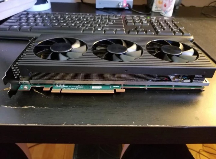 تصاویر گرافیک RX 6800 XT OEM دِل طراحی نه چندان جذاب آن را نشان می‌دهند