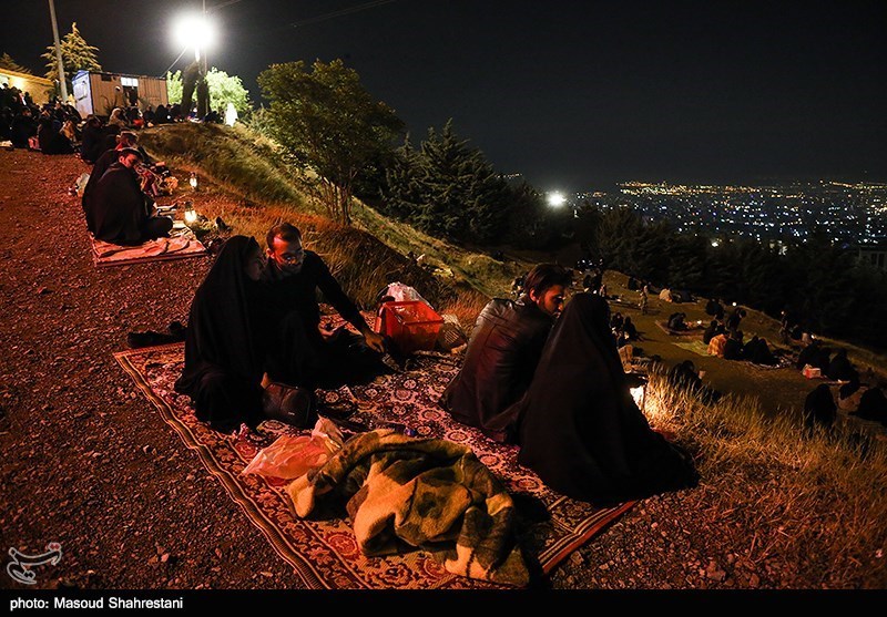 عکس/ تمنا در شب شهادت حضرت امیرالمومنین (ع) زیر آسمان فراخ کهف الشهدا