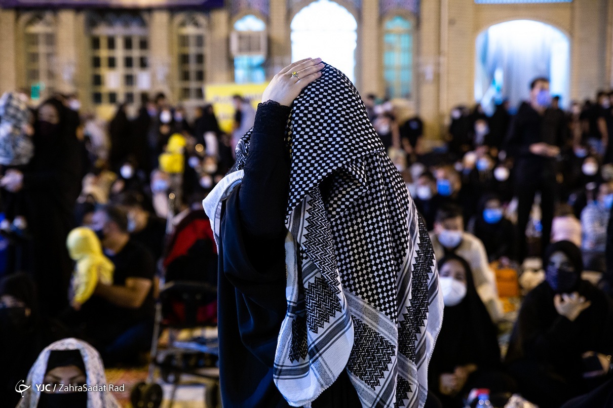 عکس/ راز و نیاز جوانان در دومین شب قدر رمضان الکریم 